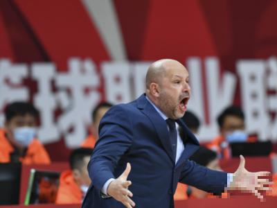 大伙觉得犯规没？北京队主帅雅尼斯怒吼裁判被吹T