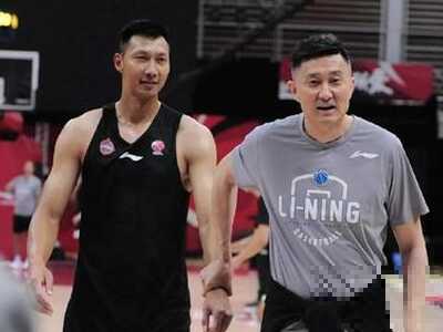 手没生锈！易建联身穿训练服与杜锋比试三分