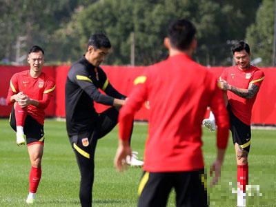 足球报报道，国足将在11月3日与深圳队以及浙江队进行热身赛
