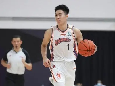 确实飘逸！上海男篮小将李添荣转身灵动上篮
